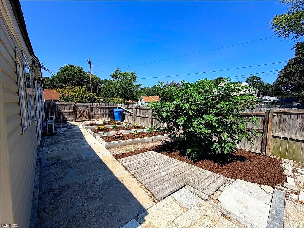 556 Caren DR, VIRGINIA BEACH VA 23452 - Photo 4