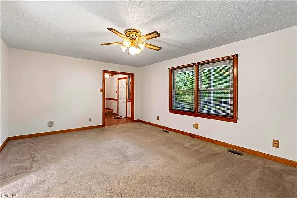 131 Holloway Dr DR, SMITHFIELD VA 23430 - Photo 5