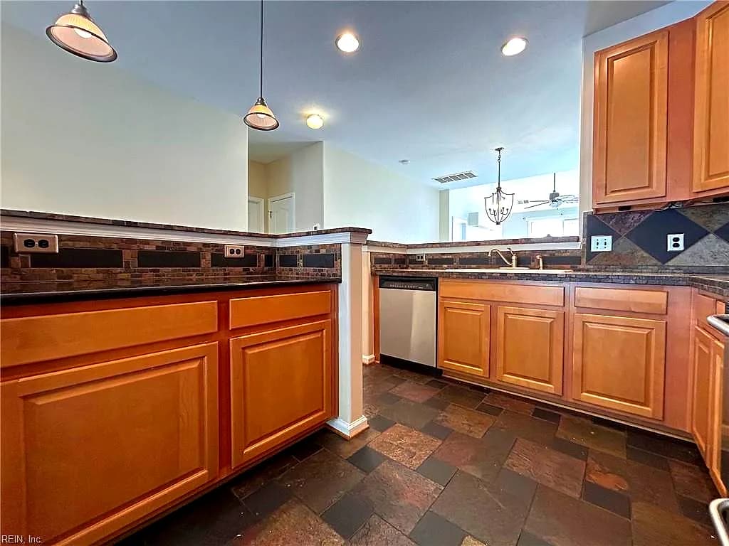 927 Hunley DR, VIRGINIA BEACH VA 23462 - Photo 4