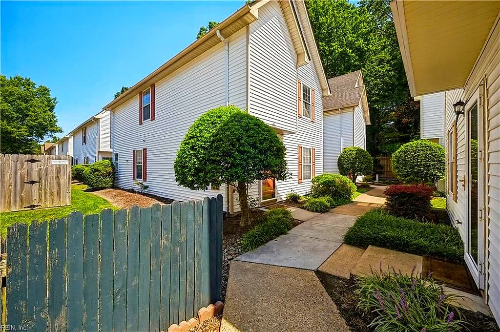 952 Gas Light LN, VIRGINIA BEACH VA 23462 - Main photo