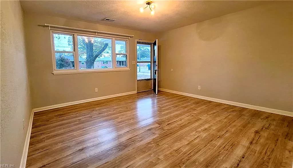 1327 Credle RD #B, VIRGINIA BEACH VA 23454 - Photo 2