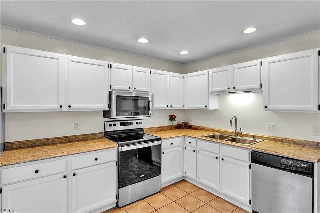 4281 Smokey Lake DR, VIRGINIA BEACH VA 23462 - Photo 5