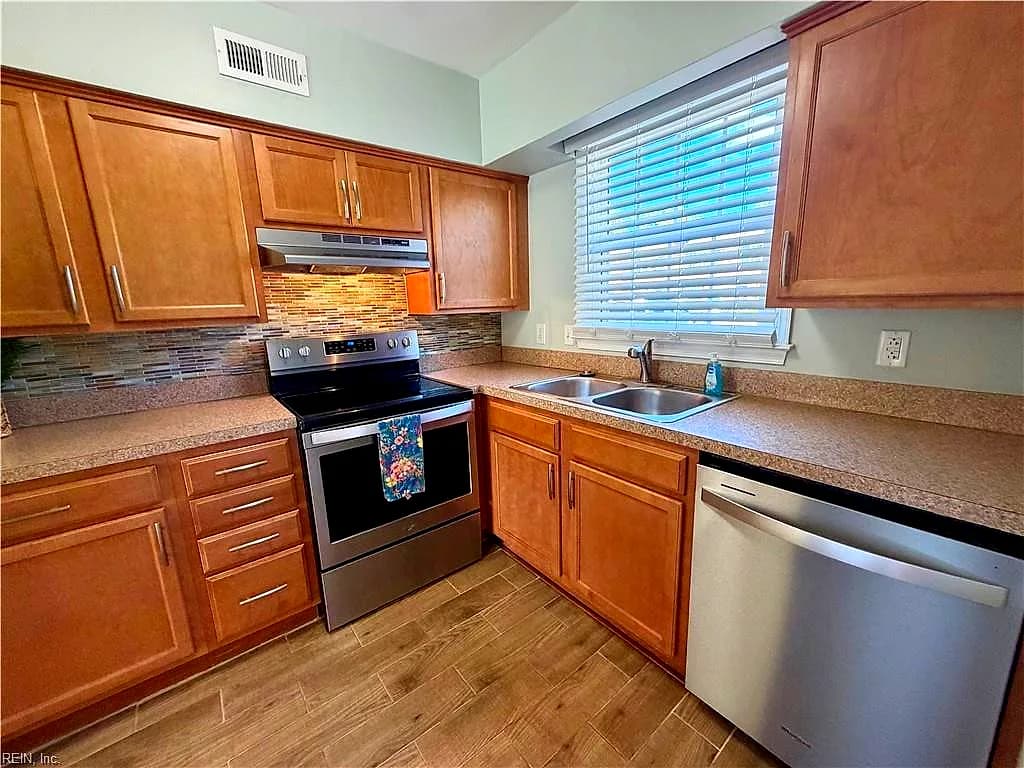 887 Elizabeth CT, VIRGINIA BEACH VA 23451 - Photo 4