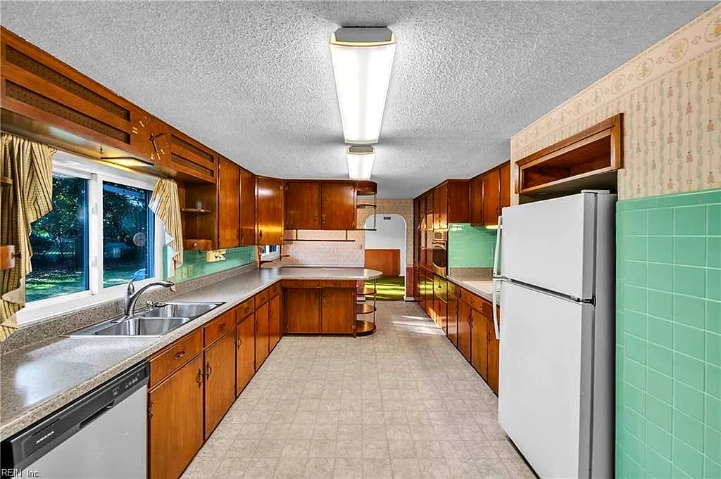 4841 Princess Anne RD, VIRGINIA BEACH VA 23462 - Photo 4