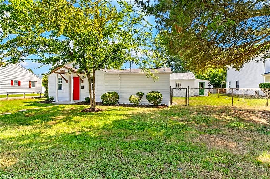 142 Center AVE, NEWPORT NEWS VA 23601 - Main photo