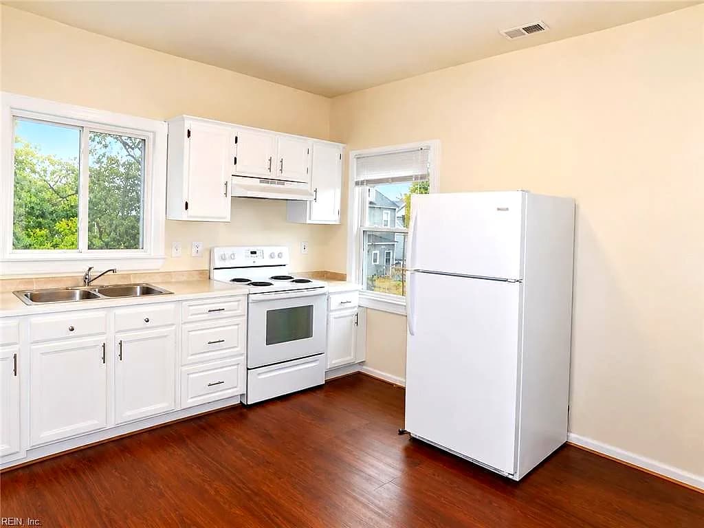 327 W 30th ST, NORFOLK VA 23508 - Photo 3