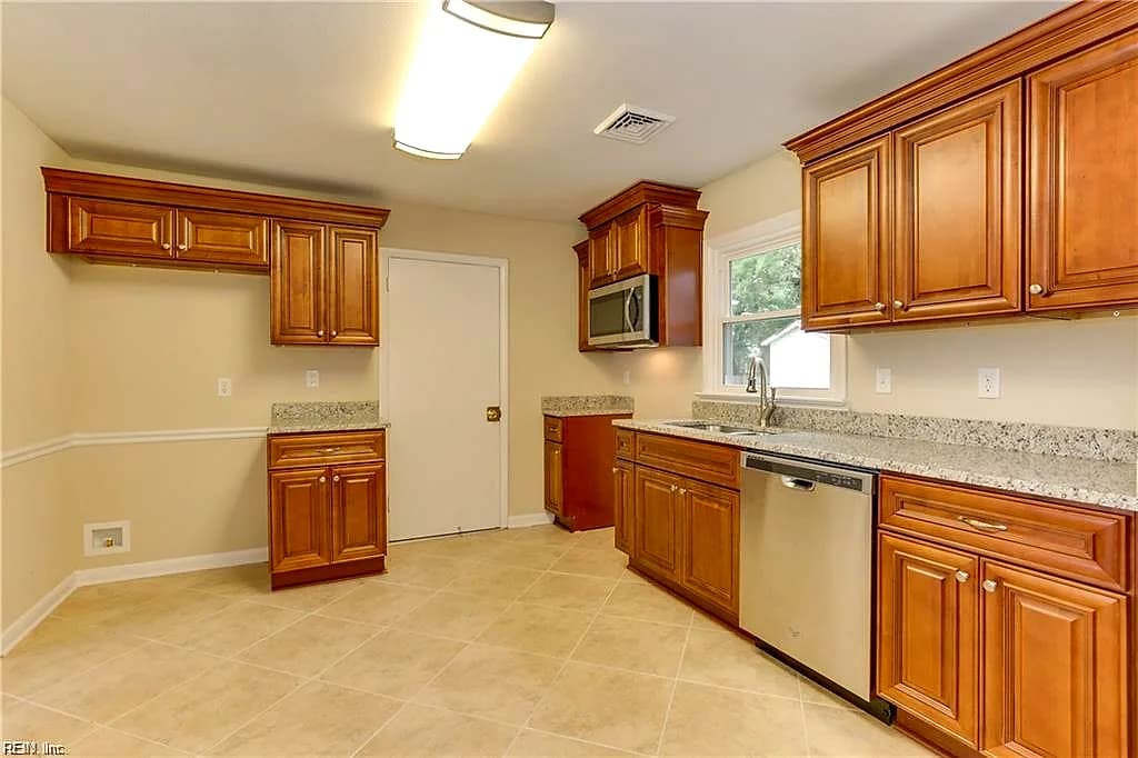 925 South AVE, NEWPORT NEWS VA 23605 - Photo 4