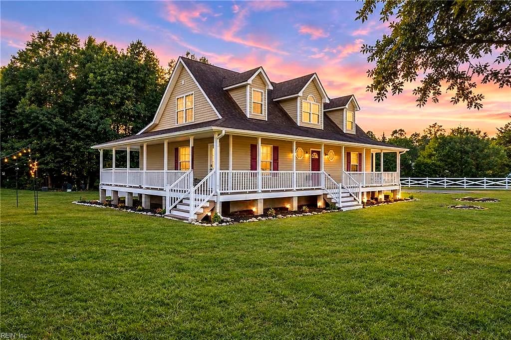 8922 E Colonial TRL, SMITHFIELD VA 23430 - Main photo