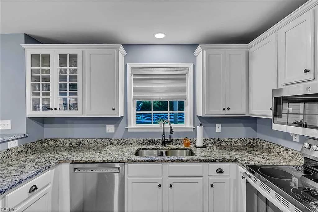 8922 E Colonial TRL, SMITHFIELD VA 23430 - Photo 3