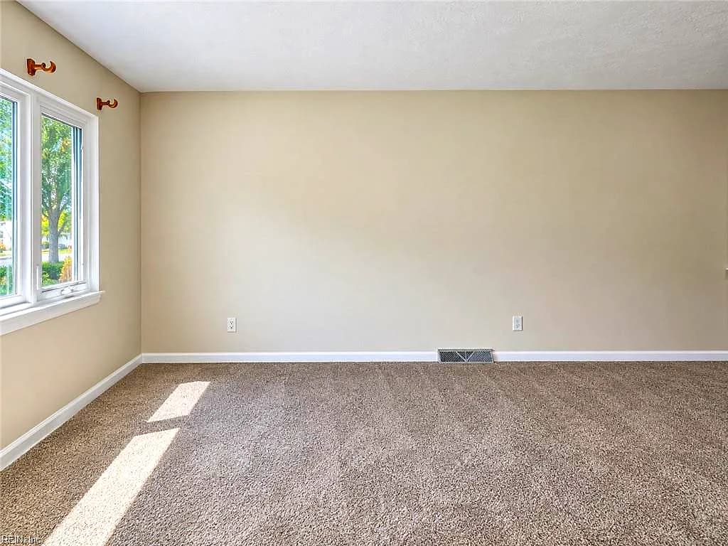 19 Kingslee LN, HAMPTON VA 23669 - Photo 3