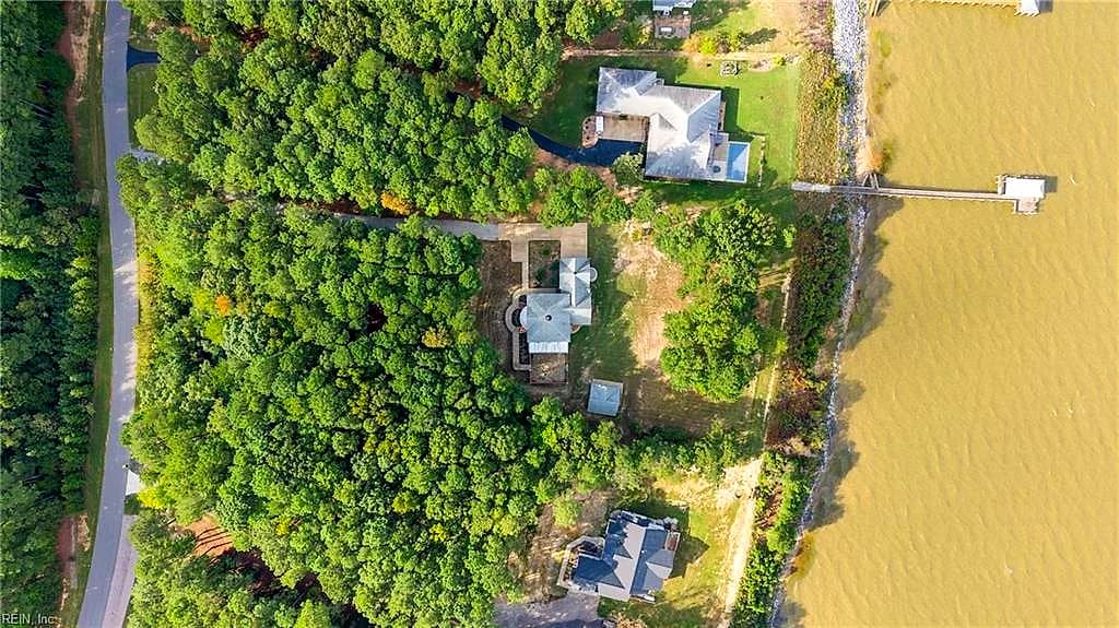 411 Lawnes Neck DR, SMITHFIELD VA 23430 - Photo 3