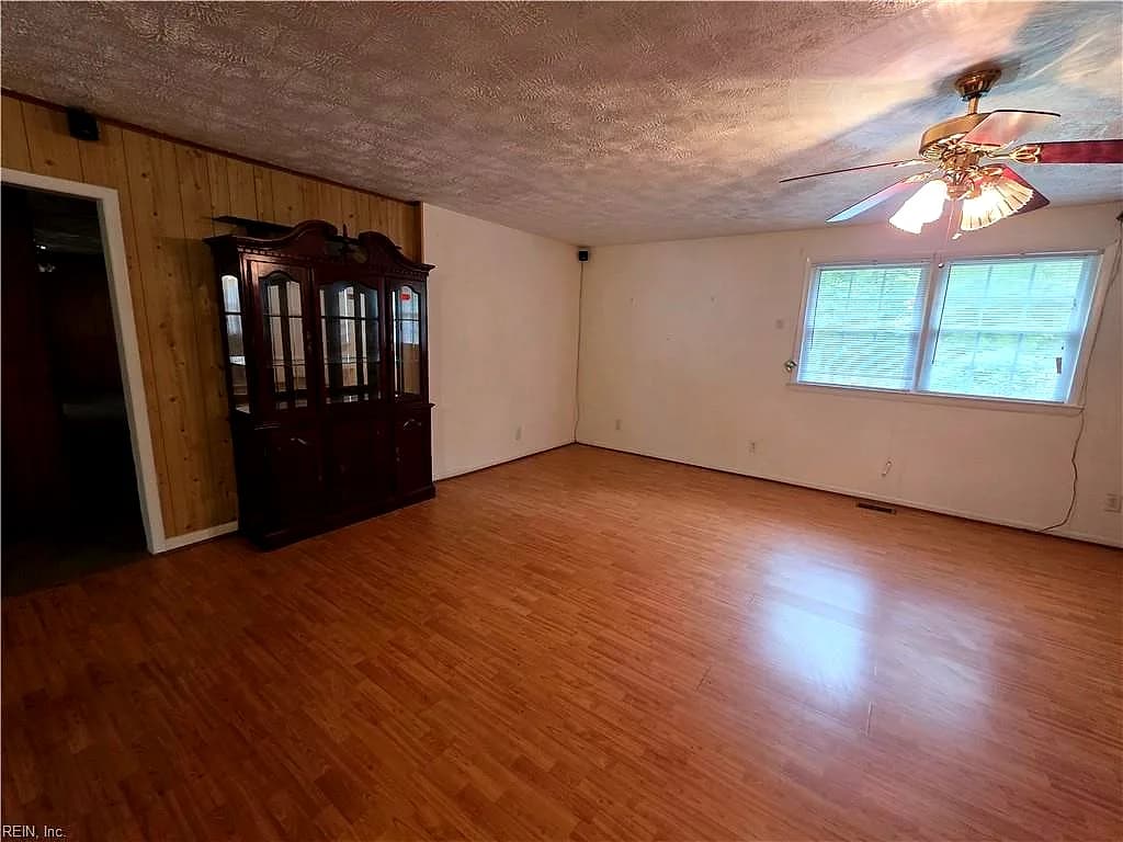 101 Giles LN, YORKTOWN VA 23690 - Photo 4