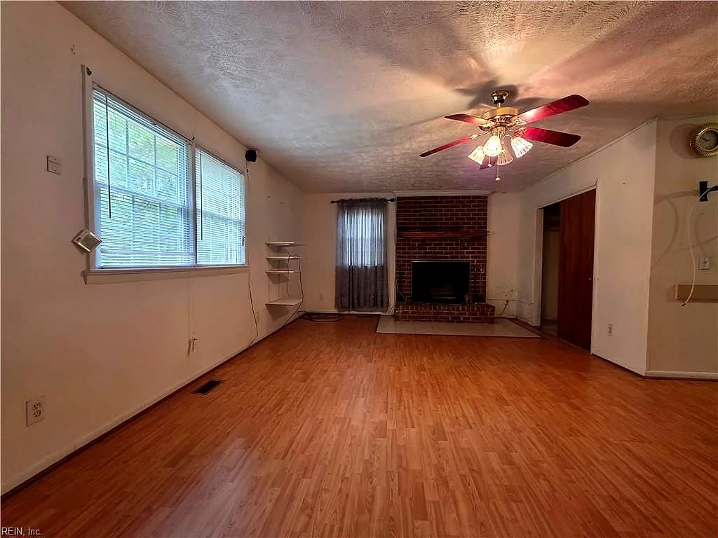 101 Giles LN, YORKTOWN VA 23690 - Photo 5