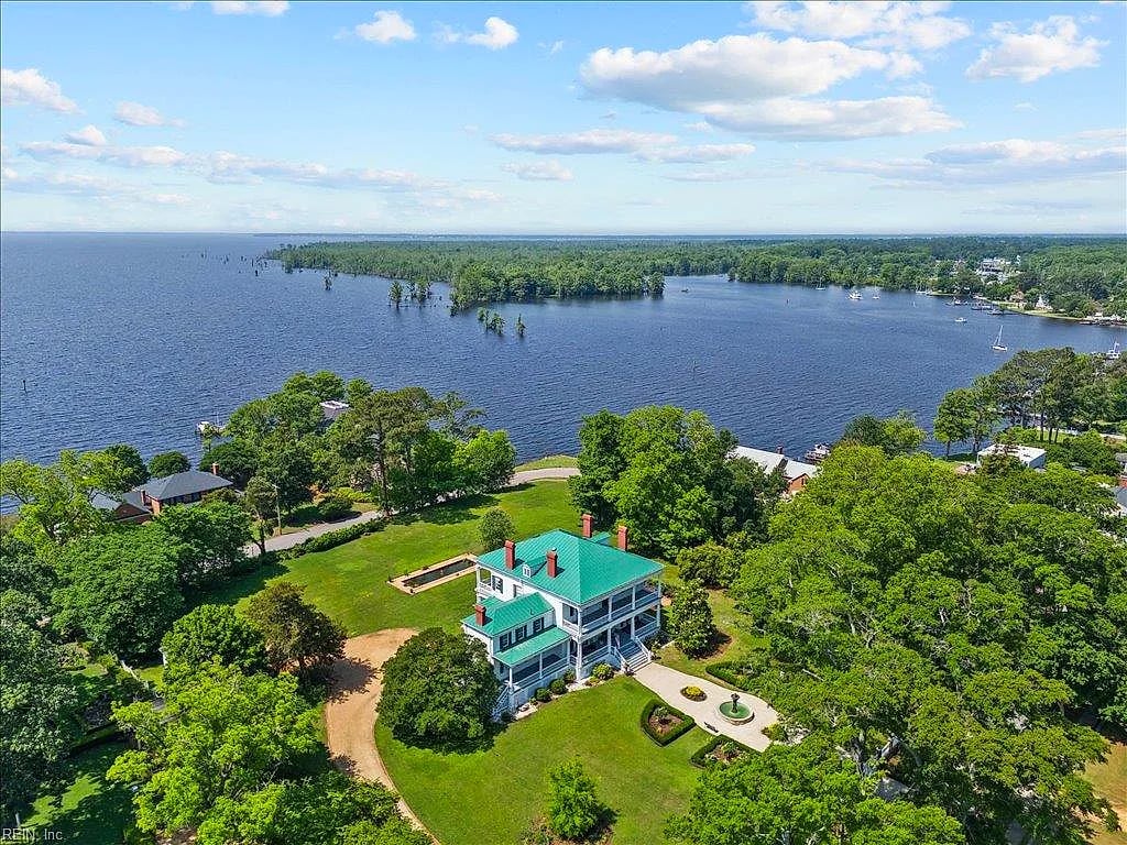 121 W KING ST, Edenton — 5 bed Residential, 5,594 sqft