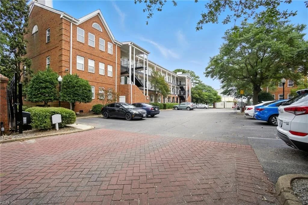 101 Westover AVE #201, Norfolk — 2 bed Residential, 1,044 sqft