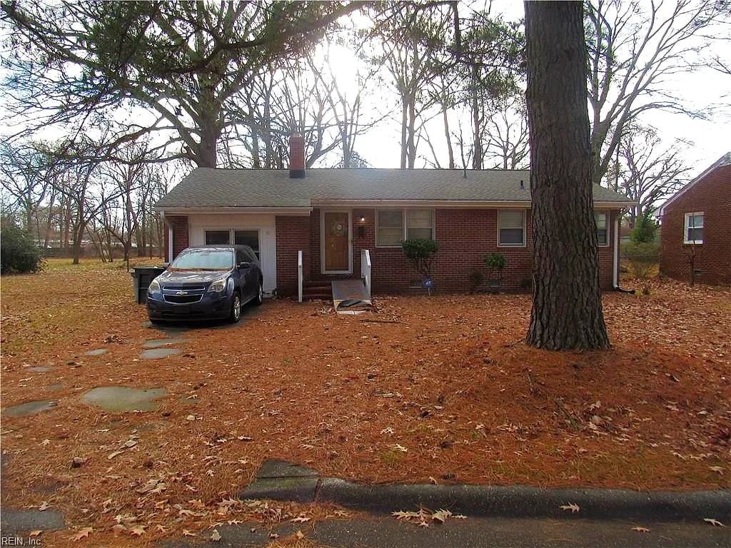 10 W Walker RD, HAMPTON VA 23666
