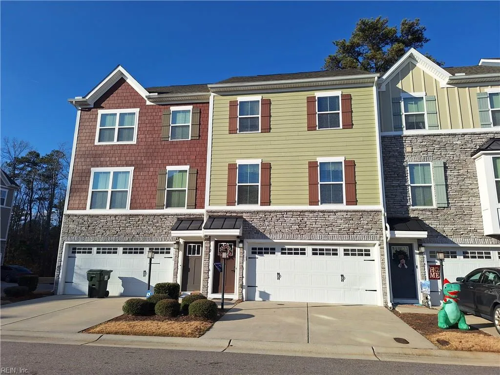 1808 Gangway TRCE, Chesapeake — 4 bed Residential, 2,432 sqft