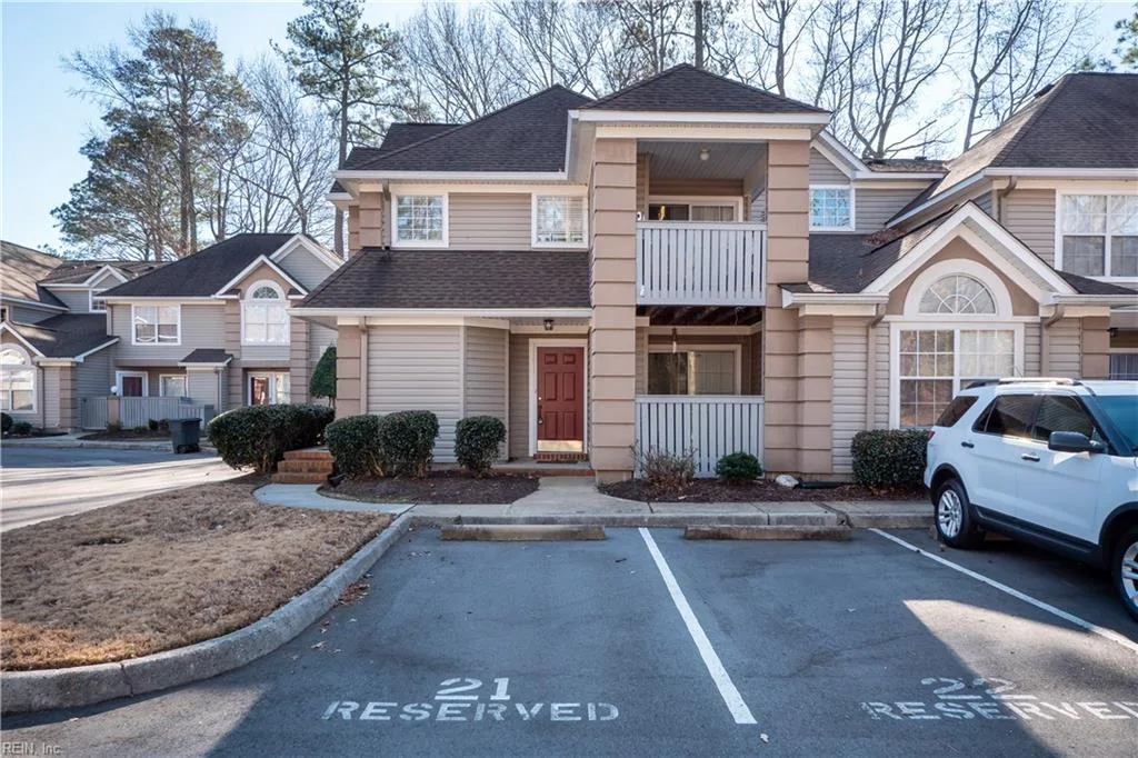 327 Gainsborough SQ, Chesapeake — 2 bed Residential, 940 sqft