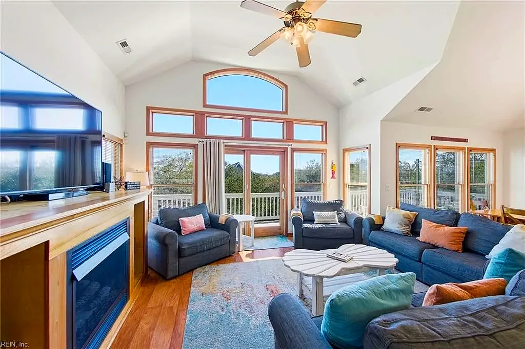 767 Gulfstream CT, Corolla — 7 bed Residential, 3,044 sqft
