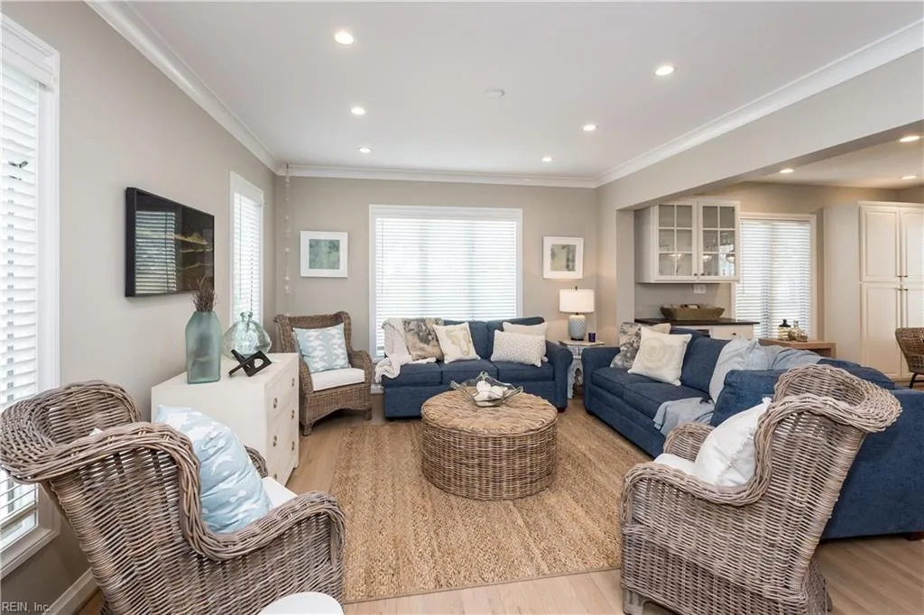 206 50th ST #A, Virginia Beach — 4 bed Residential, 2,600 sqft