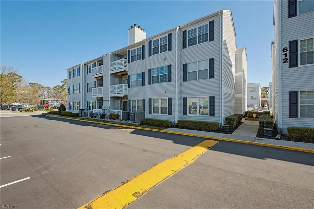616 Shoreham CT #102, Virginia Beach — 2 bed Residential, 903 sqft