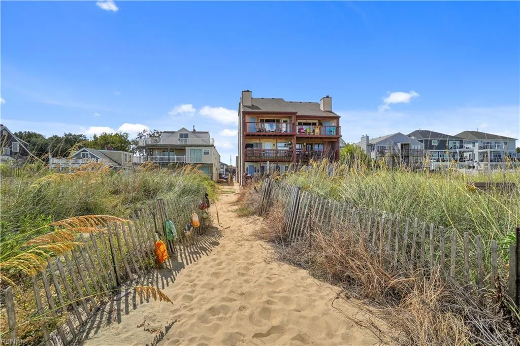 1216 W Ocean View AVE #D, Norfolk — 3 bed Residential, 2,000 sqft