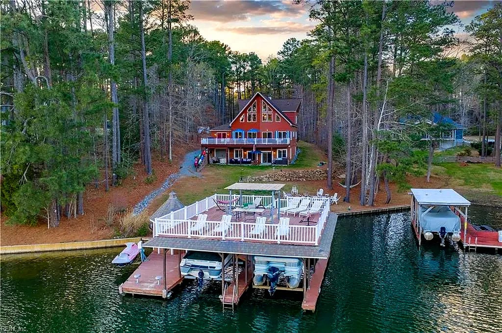 263 Pinewood Acres DR, Henrico — 6 bed Residential, 6,422 sqft