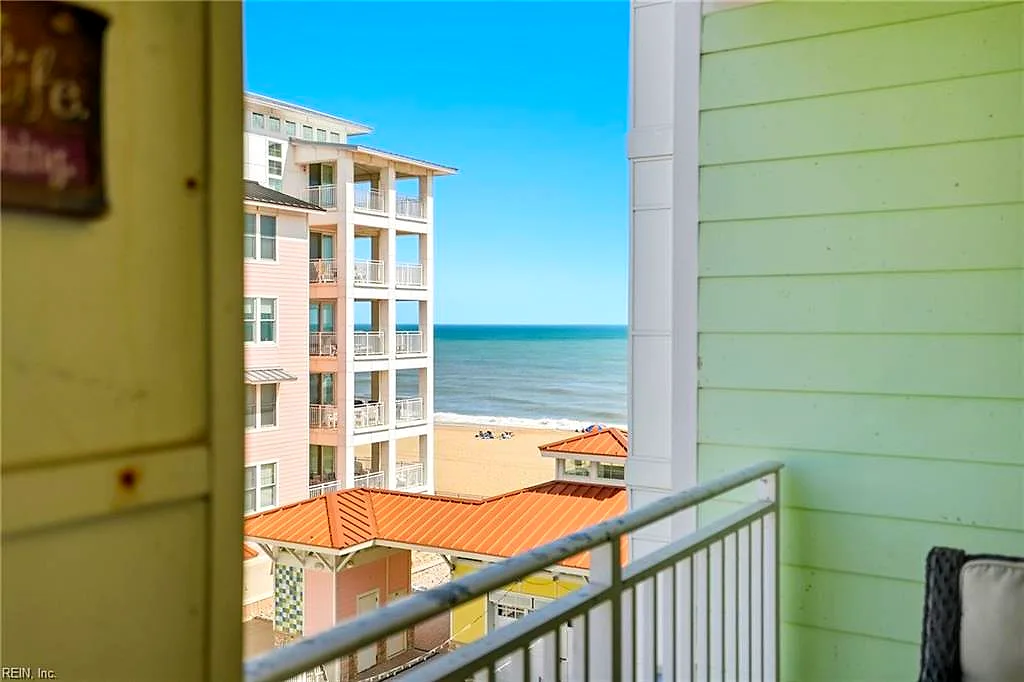 3738 Sandpiper RD #301B, VIRGINIA BEACH VA 23456