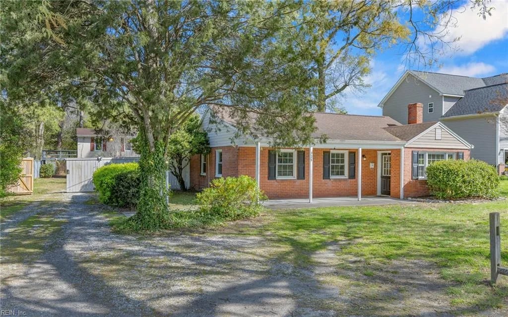 325 Fox Hill RD, Hampton — 4 bed Residential, 1,745 sqft
