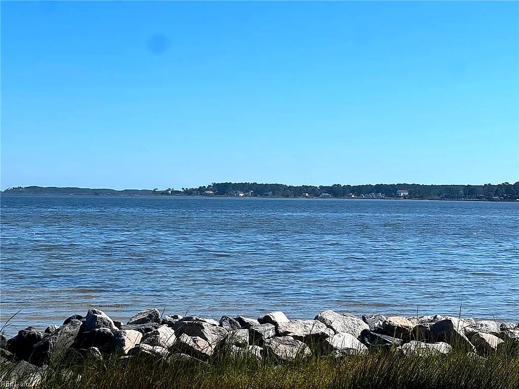 816 Ship Point RD, YORKTOWN VA 23692