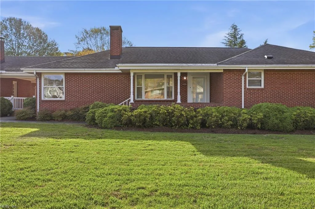 204 E McGinnis CIR, Norfolk — 3 bed Residential, 2,025 sqft