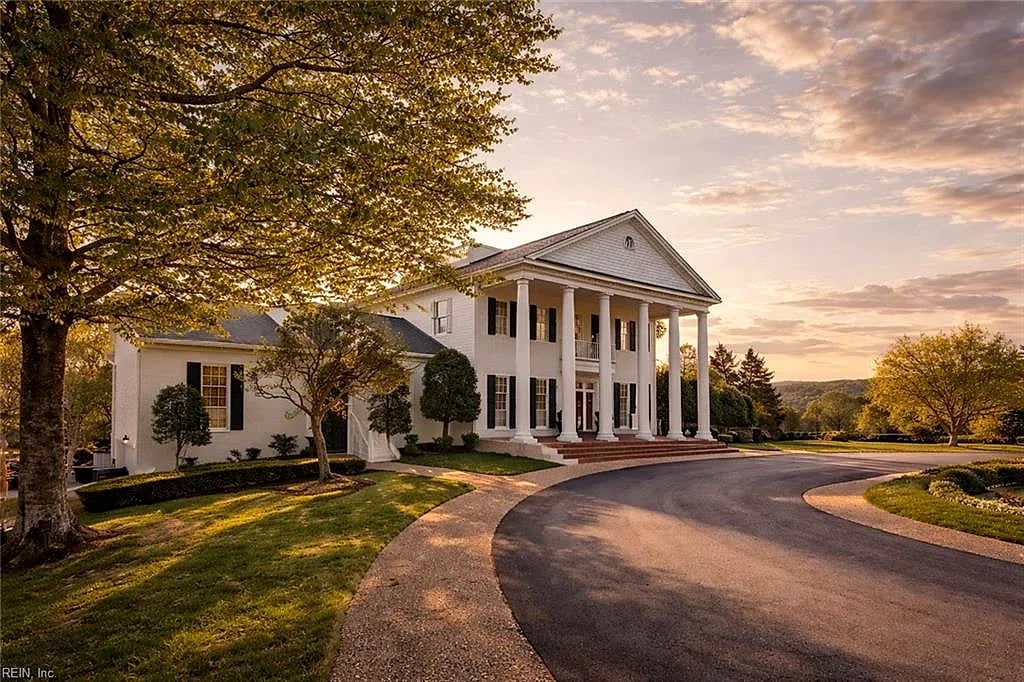262 Thompson LN, Williamsburg — 4 bed Residential, 10,136 sqft