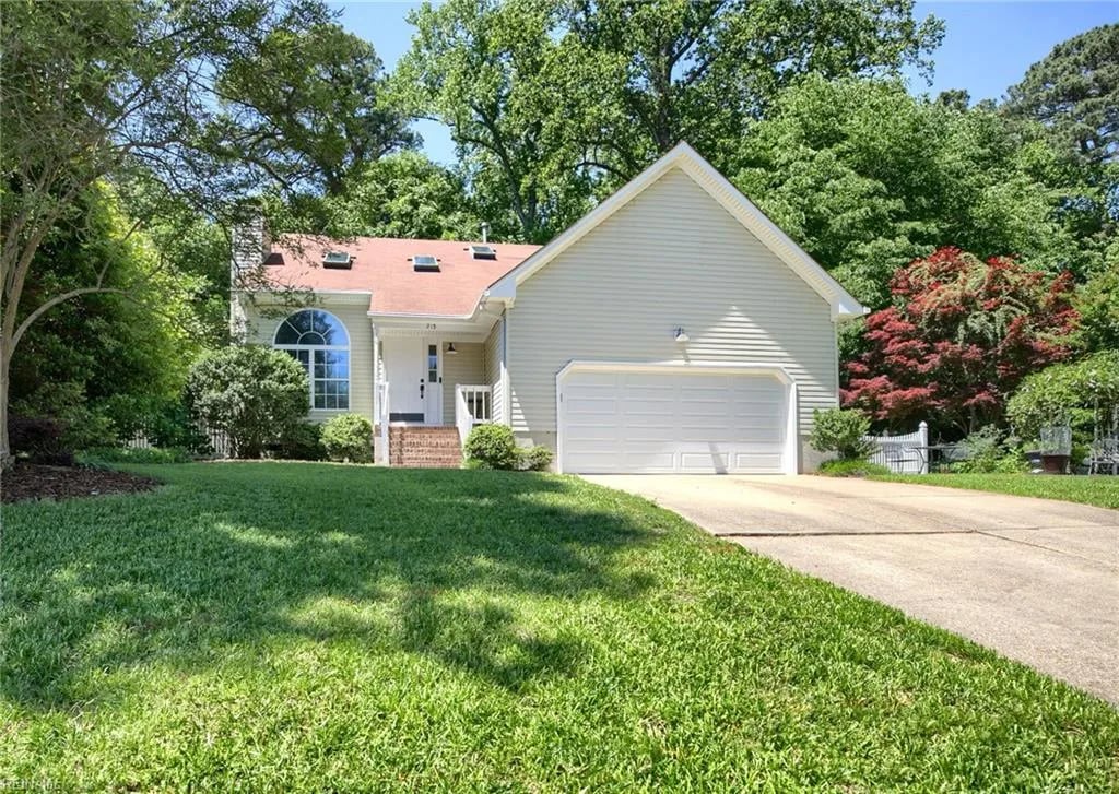 215 Amesbury LN, Newport News — 3 bed Residential, 2,026 sqft