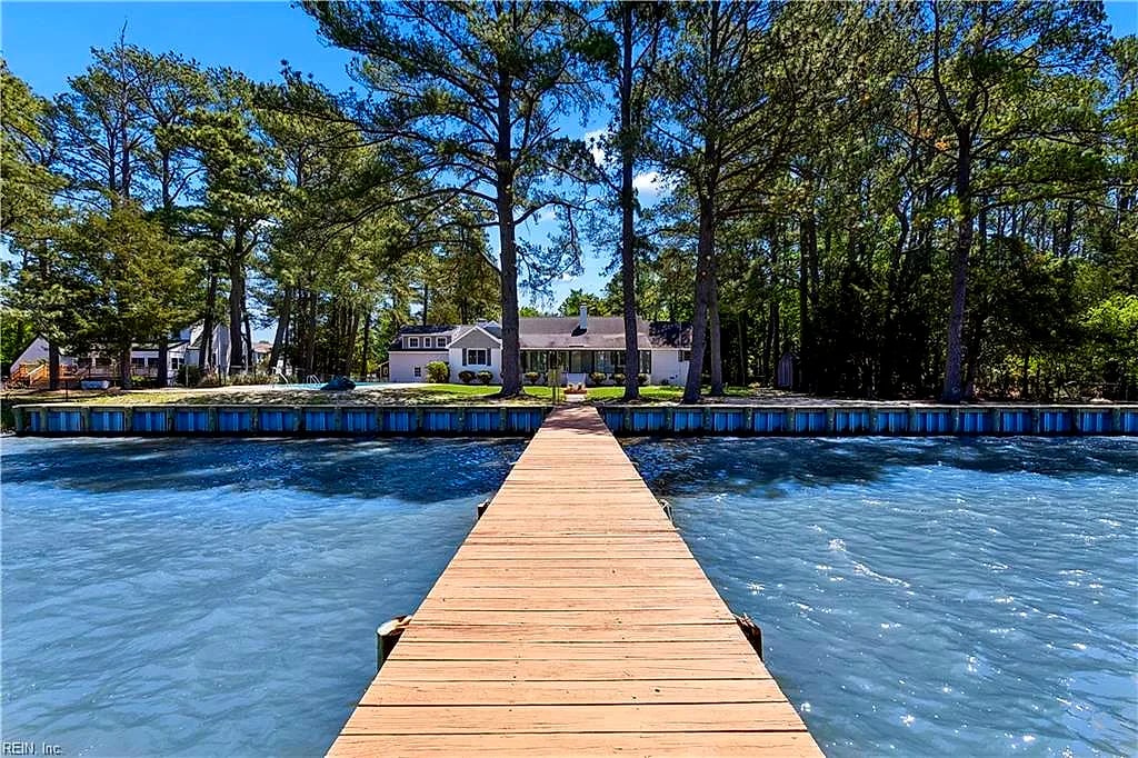 16 Pine LN, HAMPTON VA 23664