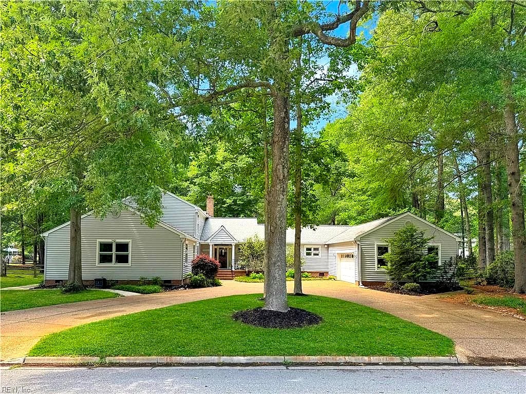 32 Valmoore DR, POQUOSON VA 23662