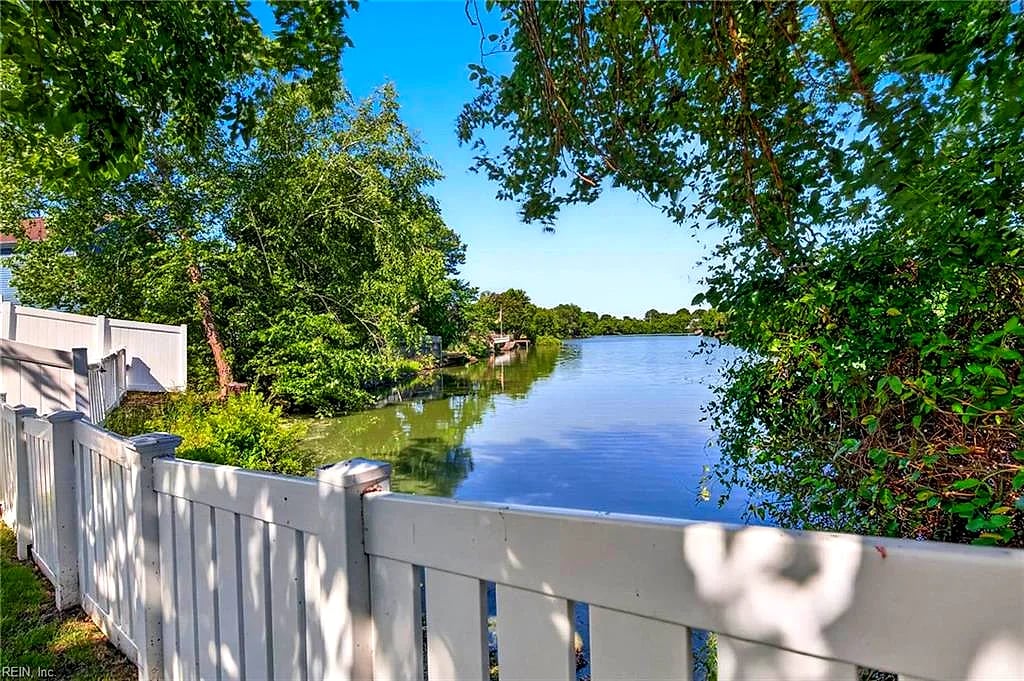 3132 Crestwood LN, Virginia Beach — 3 bed Residential, 1,585 sqft