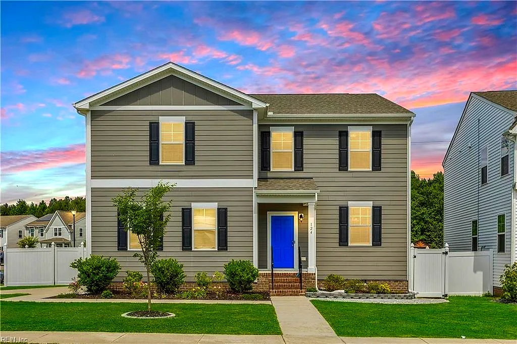 124 Meadows Landing LN, Suffolk — 5 bed Residential, 2,765 sqft