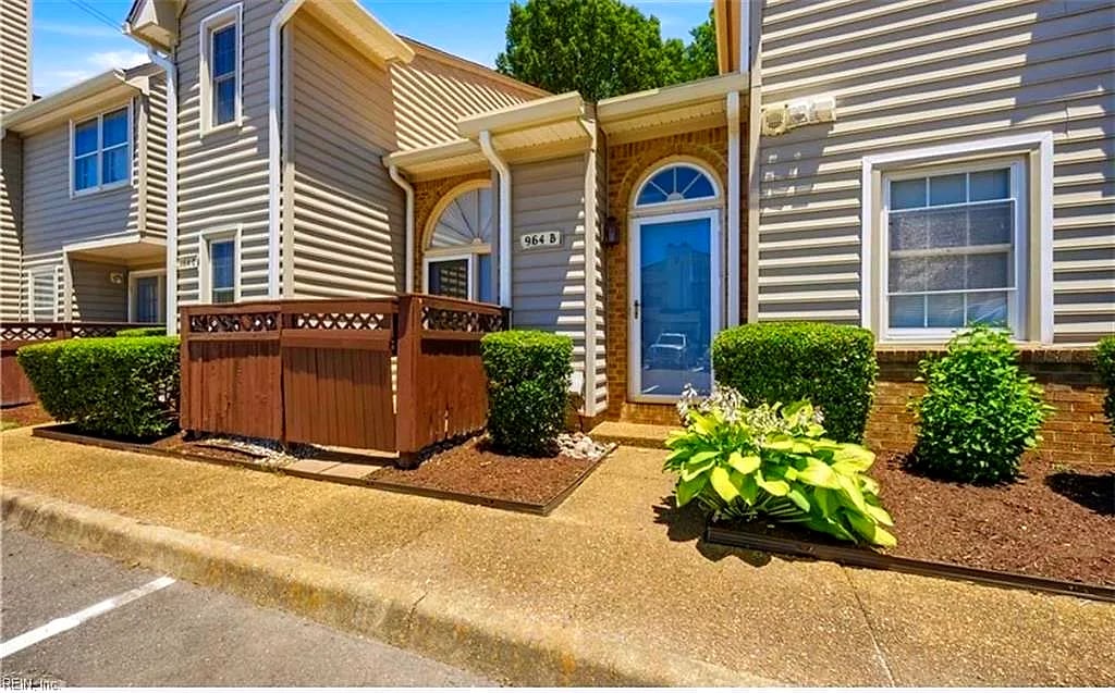964 Saint Andrews RCH #B, Chesapeake — 1 bed Residential, 900 sqft