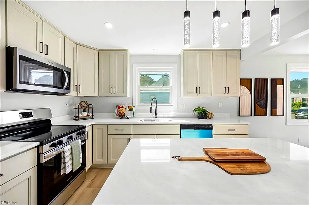 22 Fairview CIR S, Portsmouth — 5 bed Residential, 1,700 sqft