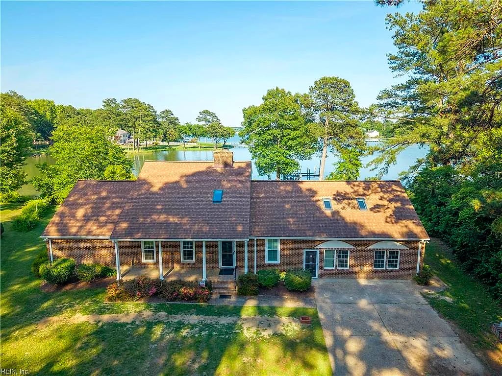 236 Robanna DR, SEAFORD VA 23696