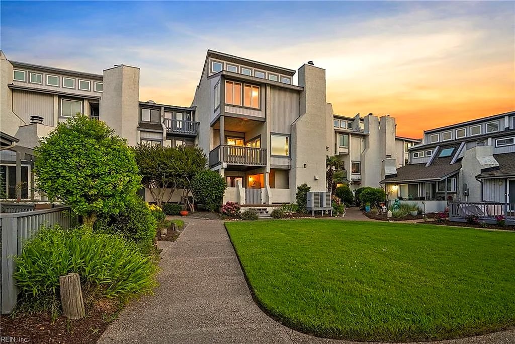 224 N First ST, Hampton — 4 bed Residential, 2,610 sqft