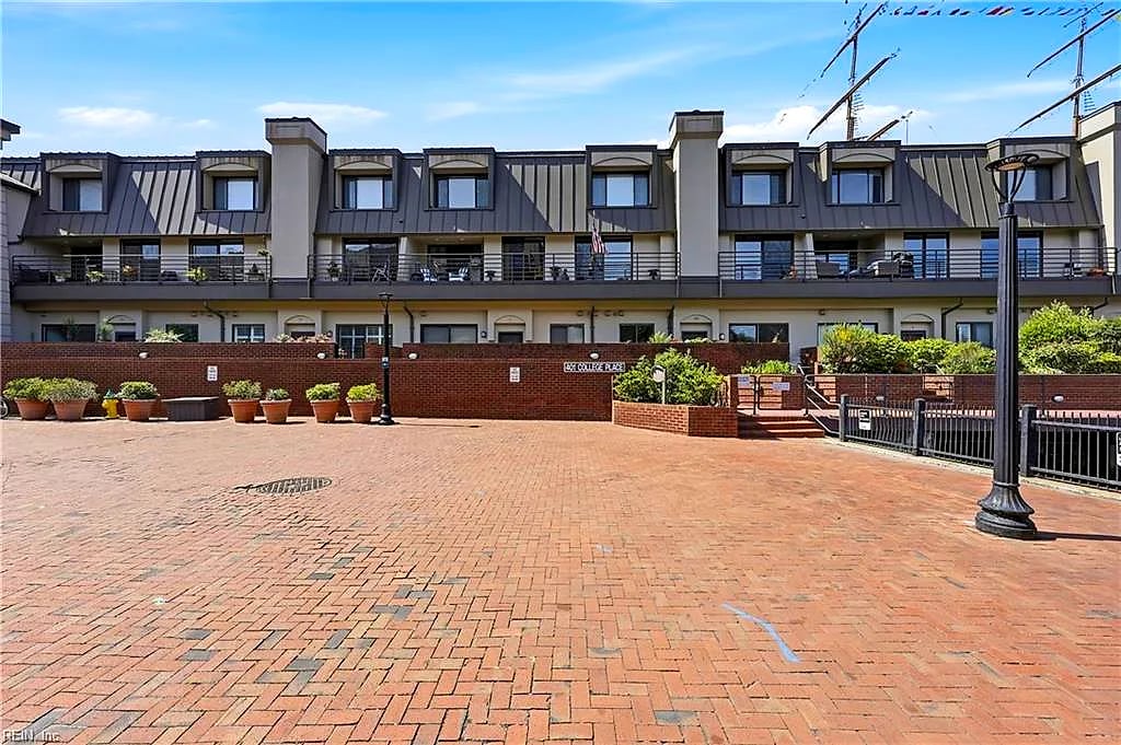 401 College PL #24, Norfolk — 3 bed Residential, 2,390 sqft
