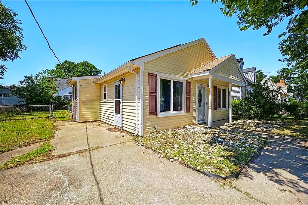 1817 Sparrow RD, CHESAPEAKE VA 23320