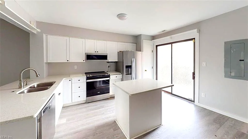 211 Bridgewater DR, NEWPORT NEWS VA 23603