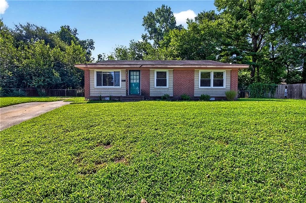 901 Page CT, CHESAPEAKE VA 23323