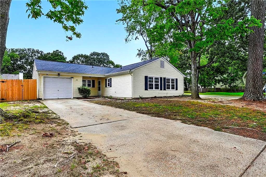 20 Sanlun Lakes DR, HAMPTON VA 23666