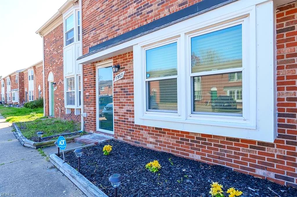 1957 Darnell DR, VIRGINIA BEACH VA 23455