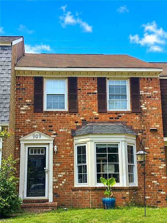 909 Wolfpack Ct, Virginia Beach, VA
