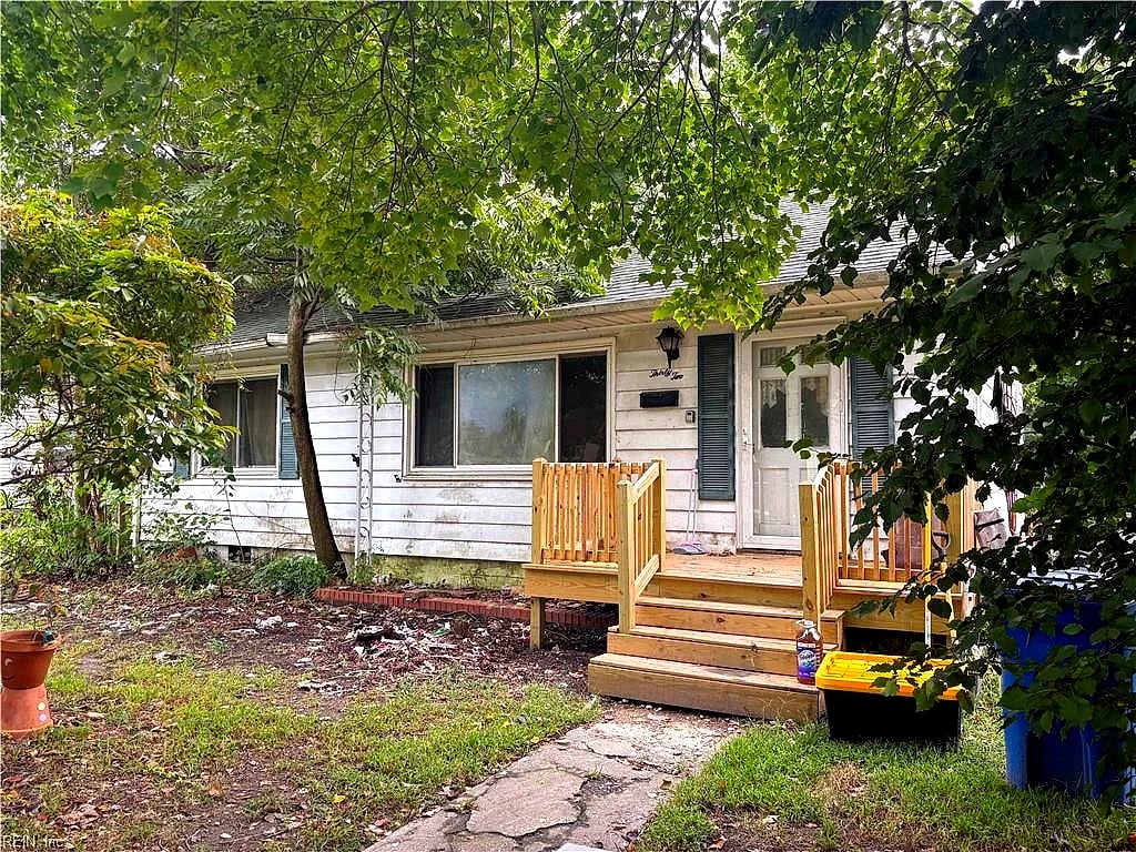 32 Dwight RD, NEWPORT NEWS VA 23601