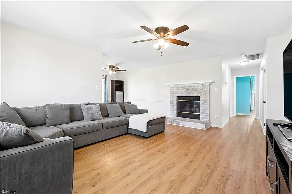 871 Avatar Dr, Virginia Beach, VA